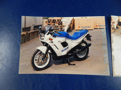 2 ORIGINAL DEALER PHOTOS 7.25"x5" 1988 SUZUKI GSX 600-F VINTAGE JAPAN - MotoRaider