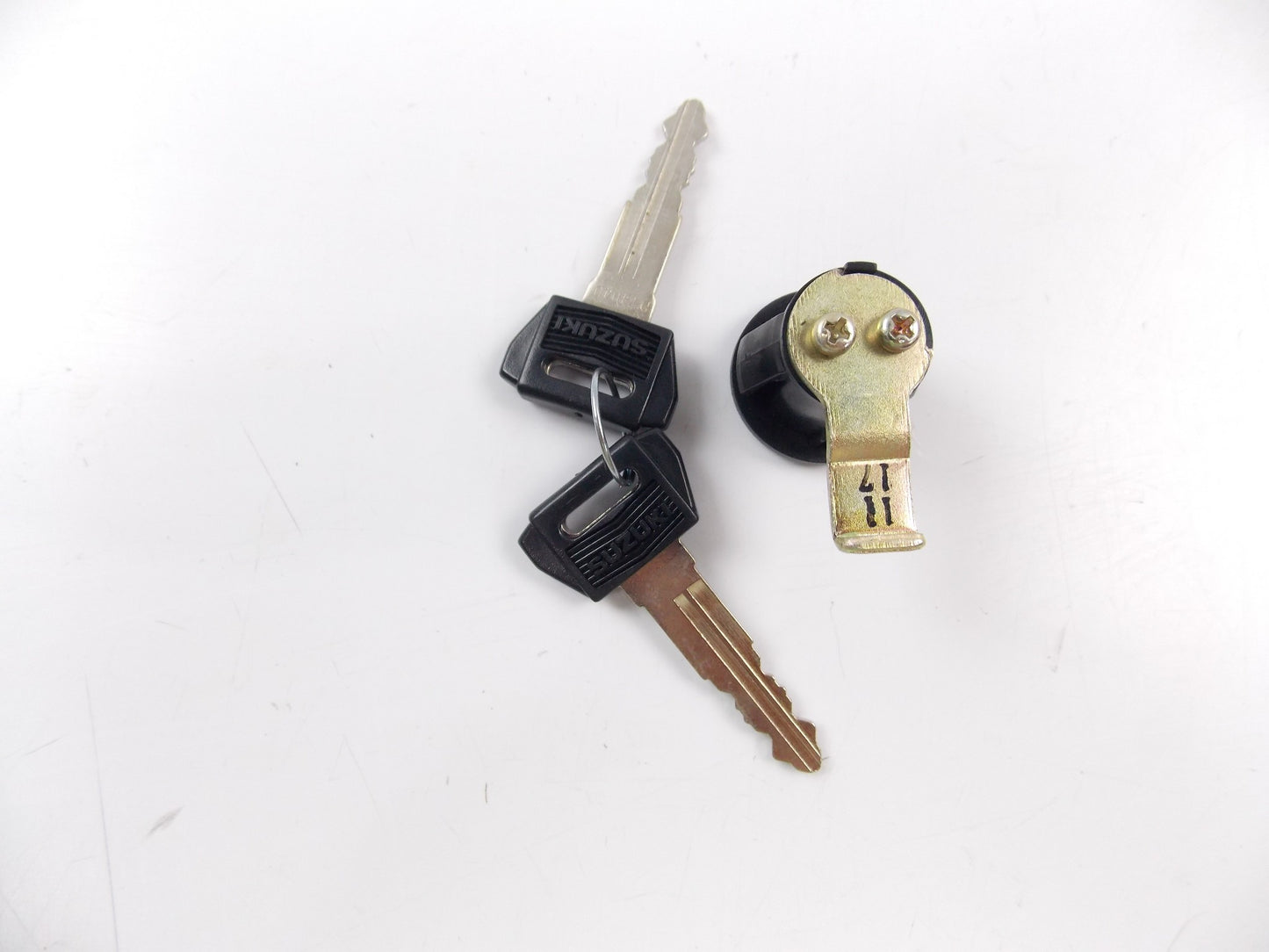 SUZUKI 92101-03A01 / code Key 92101-03820 FRONT LEG SHIELD LOCK 1995 CPS0CHFS - MotoRaider