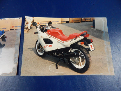 2 ORIGINAL DEALER PHOTOS 7.25"x5" 1988 SUZUKI GSX 600-F VINTAGE JAPAN - MotoRaider