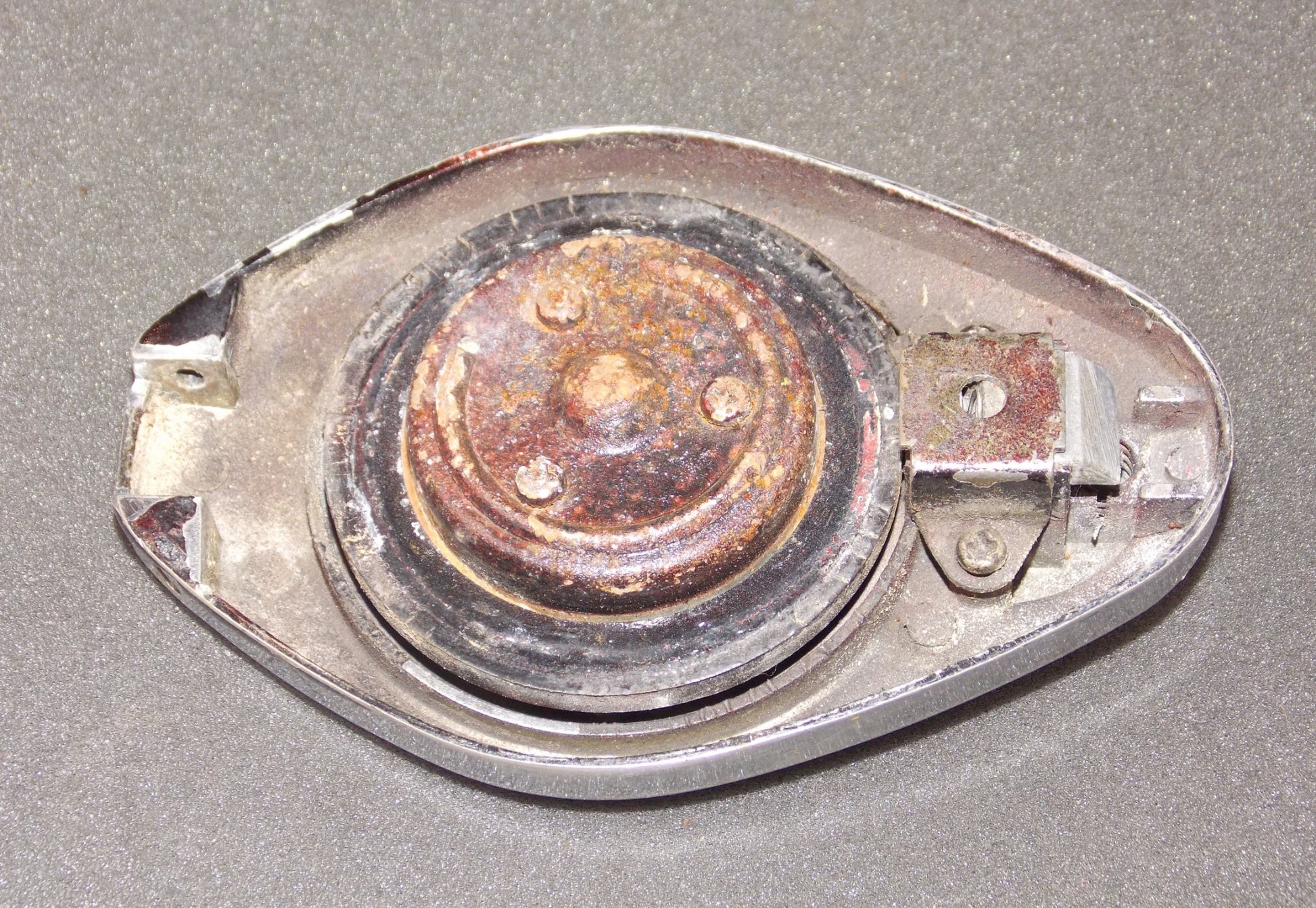 1970's KAWASAKI KZ 500 FUEL GAS PETROL RESERVOIR TANK CAP LID CHROME - MotoRaider