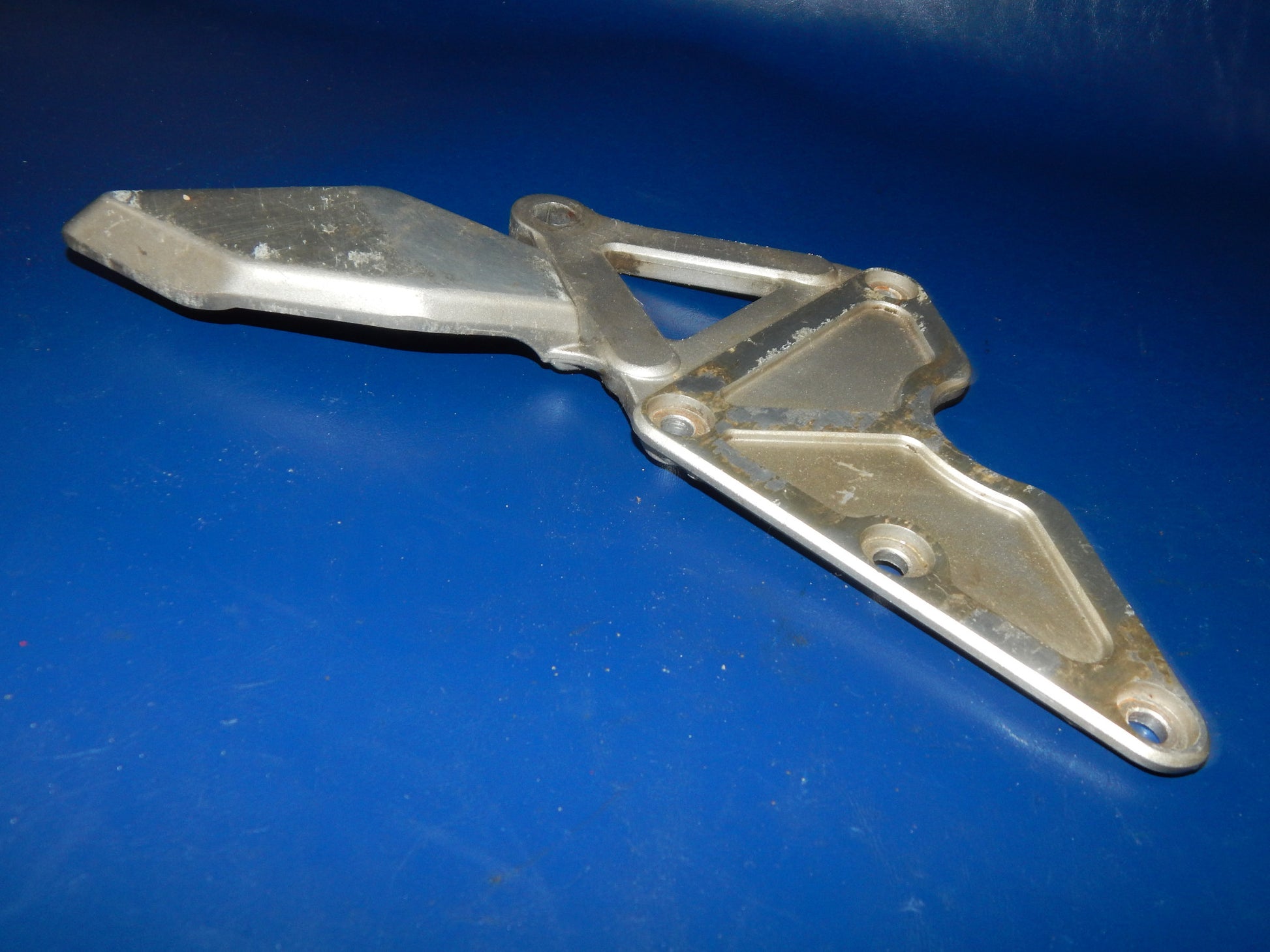 1993 SUZUKI BANDIT GSF 400 LEFT FOOT REST BRACKET MOUNT PLATE VINTAGE JAPAN - MotoRaider