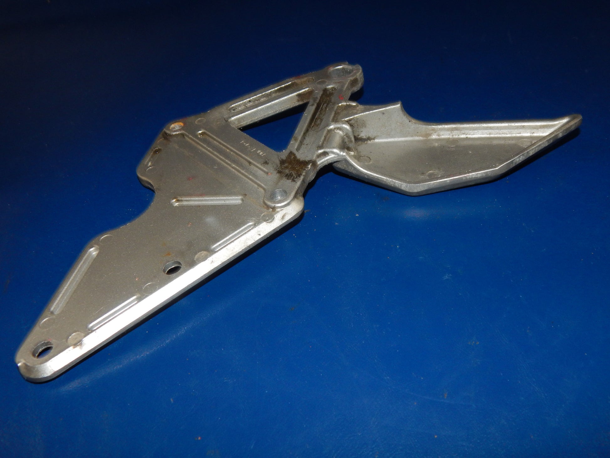 1993 SUZUKI BANDIT GSF 400 LEFT FOOT REST BRACKET MOUNT PLATE VINTAGE JAPAN - MotoRaider
