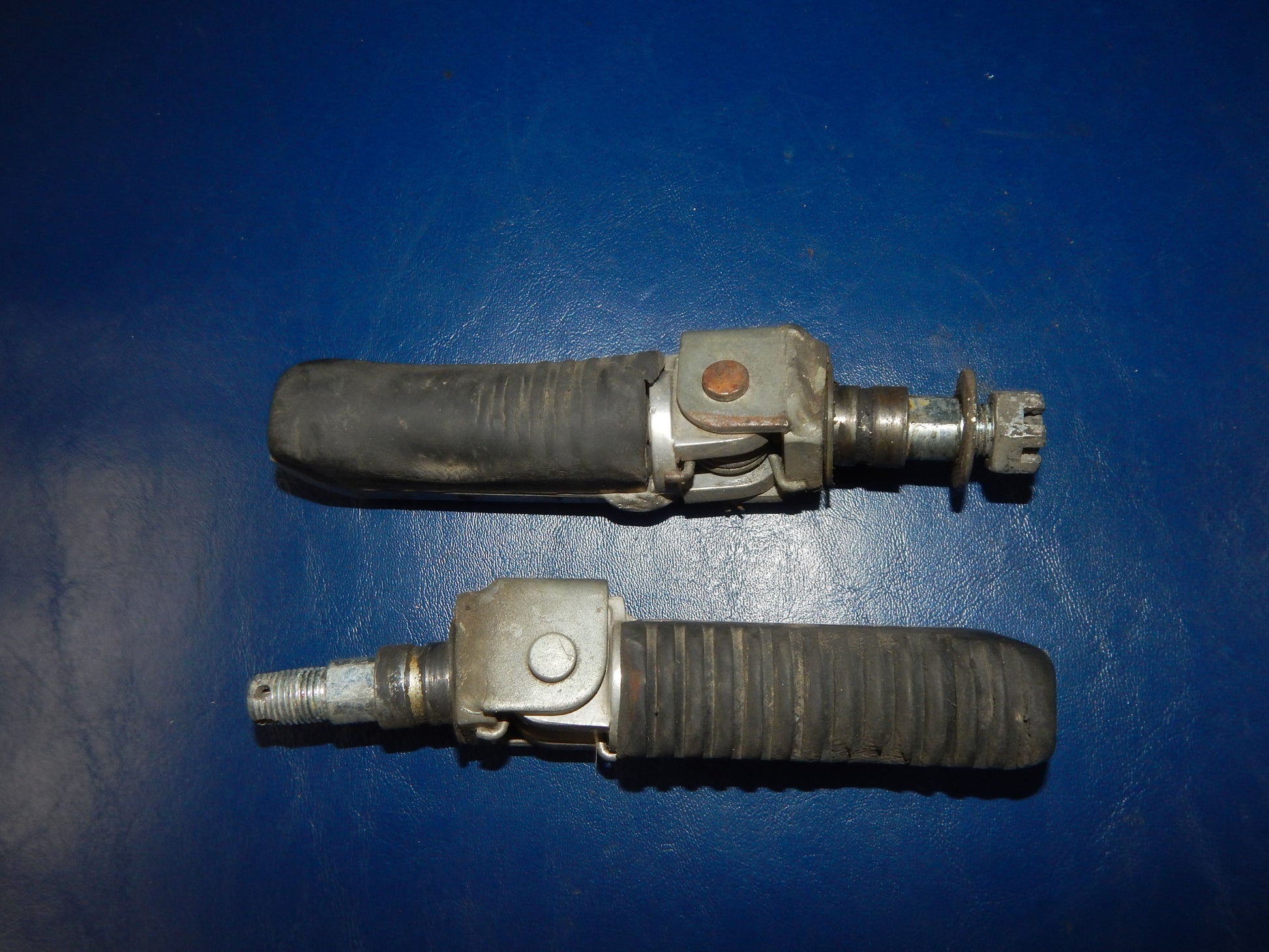 1993 SUZUKI BANDIT GSF 400 LEFT RIGHT FOOT REST PEG STAY VINTAGE JAPAN - MotoRaider