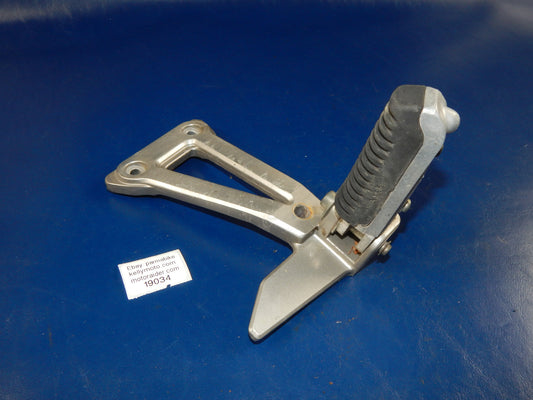 1993 SUZUKI BANDIT GSF400 RIGHT PASSENGER FOOT REST PEG STAY+BRACKET MOUNT PLATE - MotoRaider