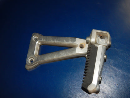 1993 SUZUKI BANDIT GSF400 RIGHT PASSENGER FOOT REST PEG STAY+BRACKET MOUNT PLATE - MotoRaider