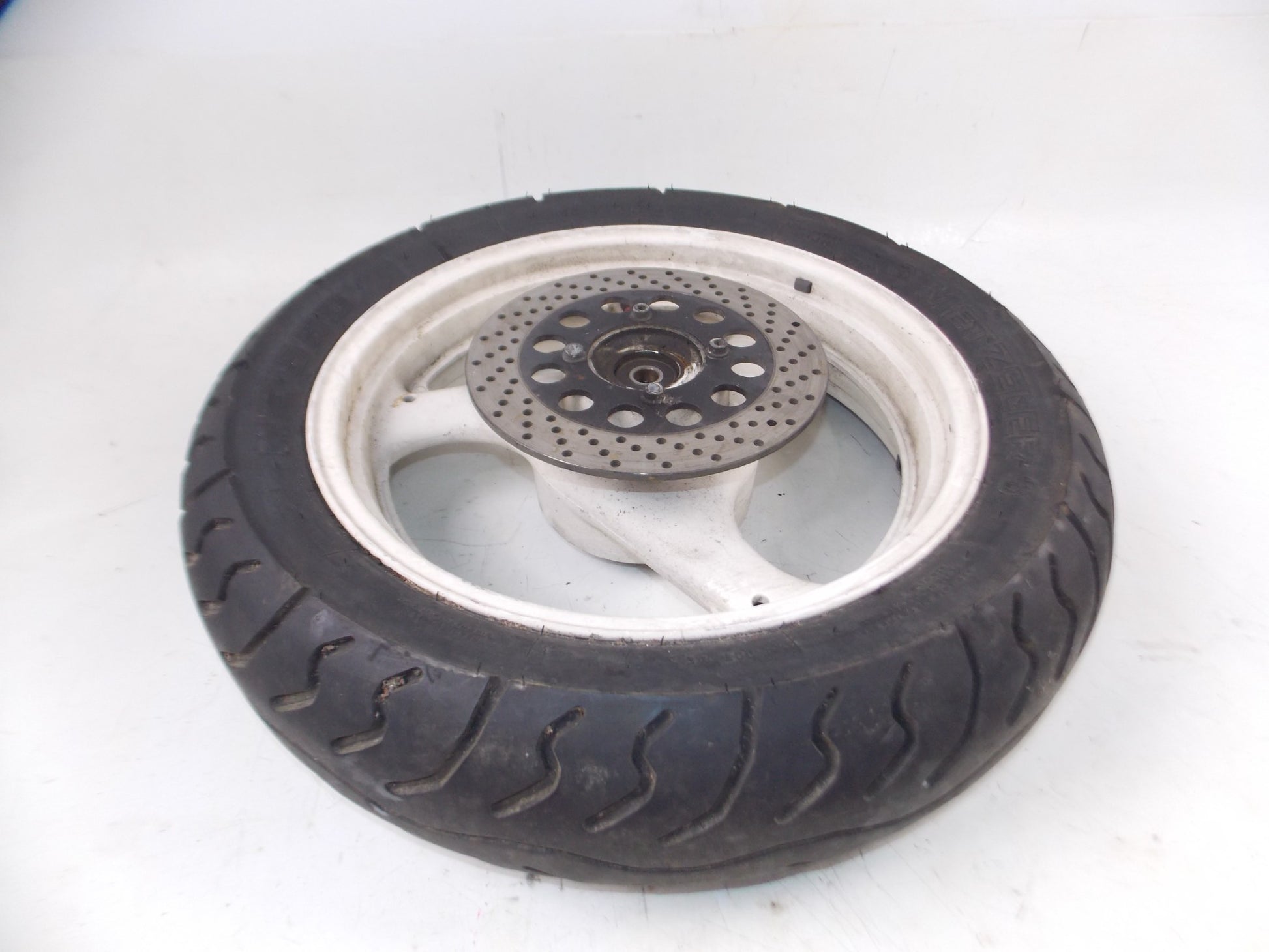 SUZUKI 750 SLINGSHOT 17" WHITE REAR WHEEL+BRAKE DISC ROTOR VINTAGE JAPAN - MotoRaider