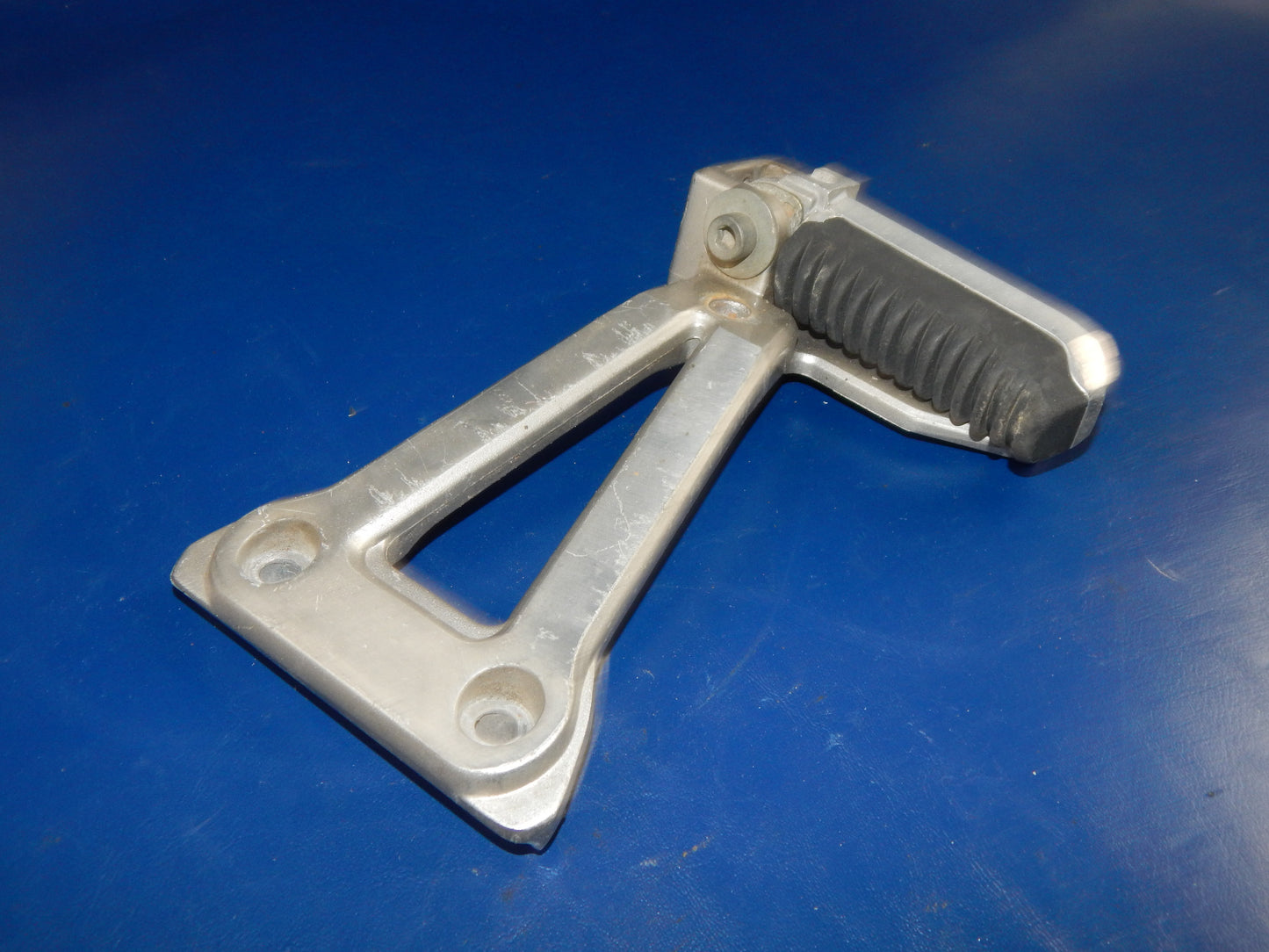 1993 SUZUKI BANDIT GSF400 RIGHT PASSENGER FOOT REST PEG STAY+BRACKET MOUNT PLATE - MotoRaider