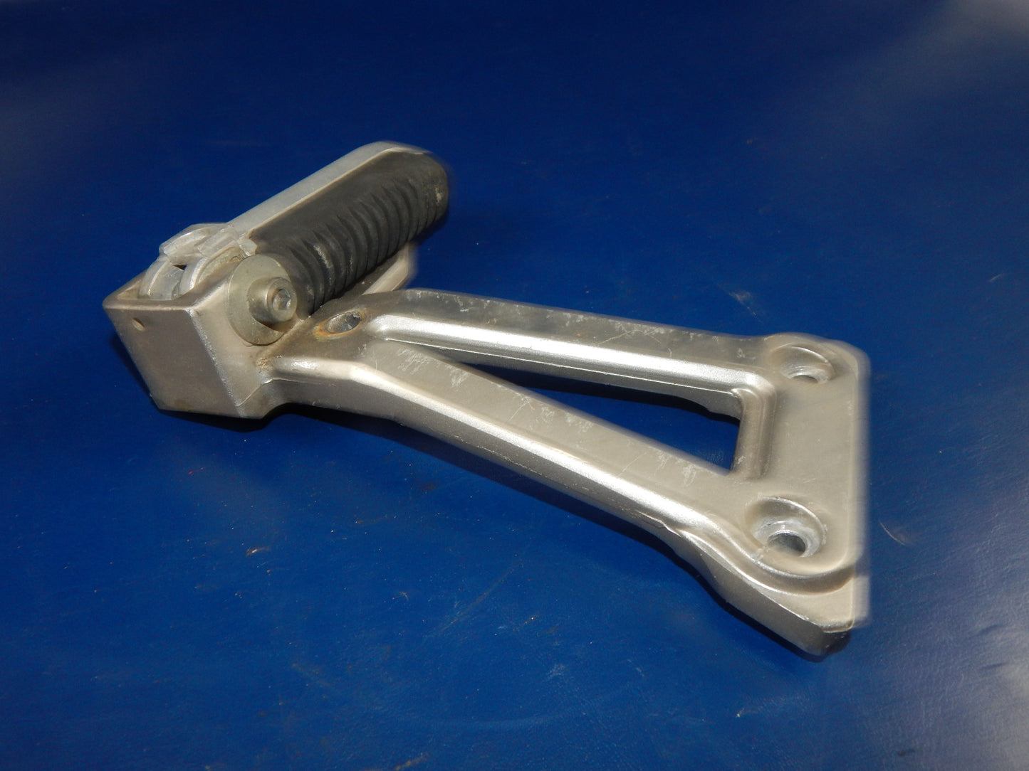 1993 SUZUKI BANDIT GSF400 RIGHT PASSENGER FOOT REST PEG STAY+BRACKET MOUNT PLATE - MotoRaider