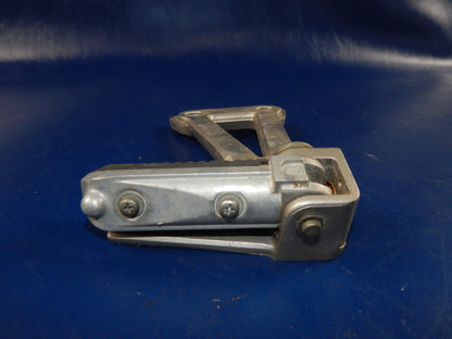 1993 SUZUKI BANDIT GSF400 RIGHT PASSENGER FOOT REST PEG STAY+BRACKET MOUNT PLATE - MotoRaider