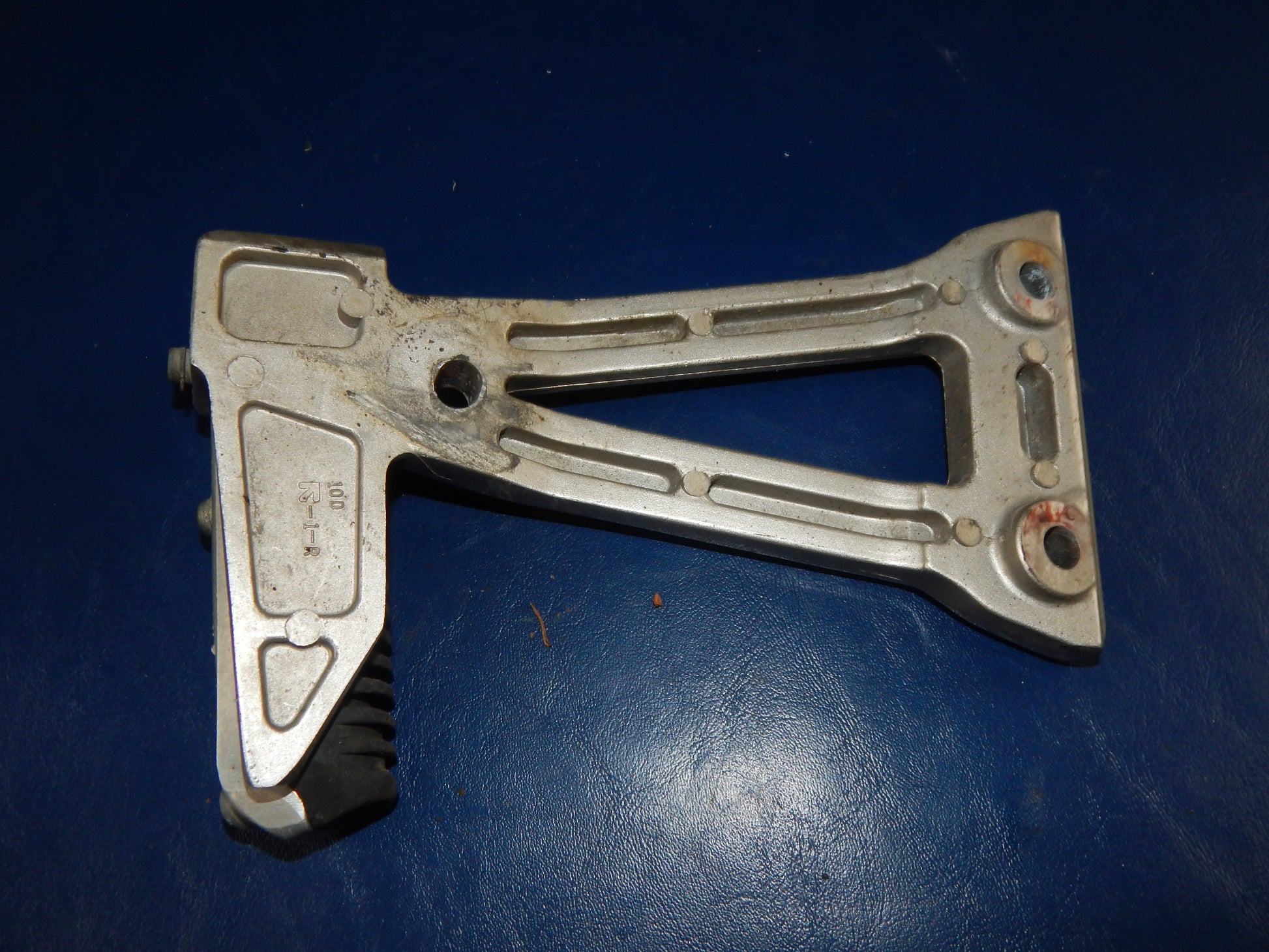 1993 SUZUKI BANDIT GSF400 RIGHT PASSENGER FOOT REST PEG STAY+BRACKET MOUNT PLATE - MotoRaider