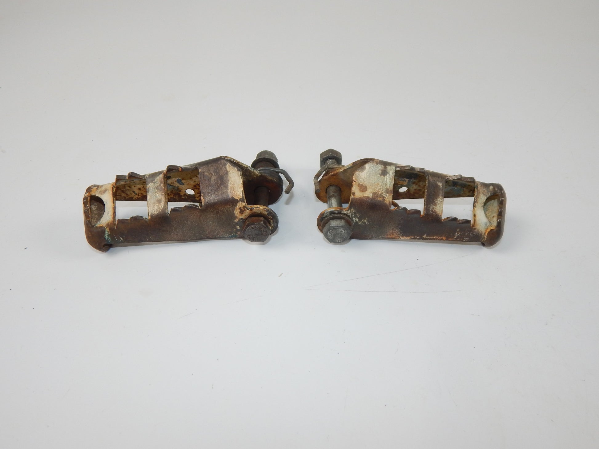 VINTAGE HUSQVARNA 1985 250 500 CR FRAME FRONT RH LH PEG FOOTREST+SPRING+BOLT - MotoRaider