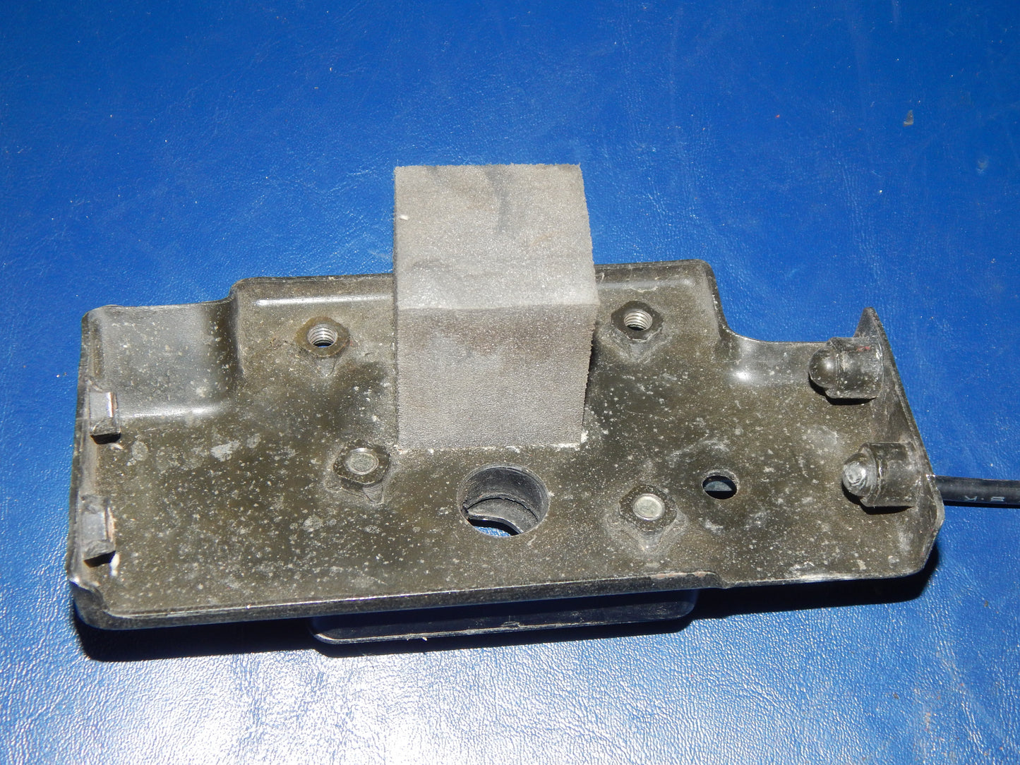 1993 SUZUKI BANDIT GSF 400 SEAT HELMET LOCK+KEY PLATE+BRACKET SUPPORT - MotoRaider