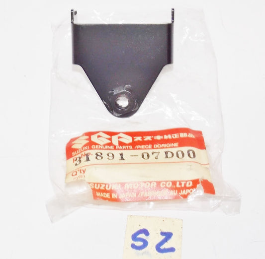 SUZUKI 1989 1990 1992 GSX-R600 GSX-R750 GS500 STARTING MOTOR BRACKET 31891-07D00 - MotoRaider