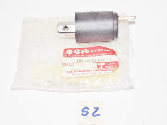 SUZUKI 1993 1994 1995 VS800 TURN SIGNAL INDICATOR STAY CUSHION MOUNT 35619-38A01 - MotoRaider