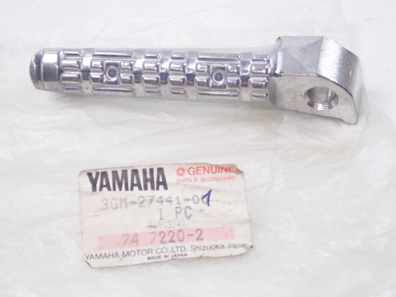 NOS YAMAHA  1989-1995  REAR FOOTREST 2  FZR1000  3GM-27441-01 - MotoRaider