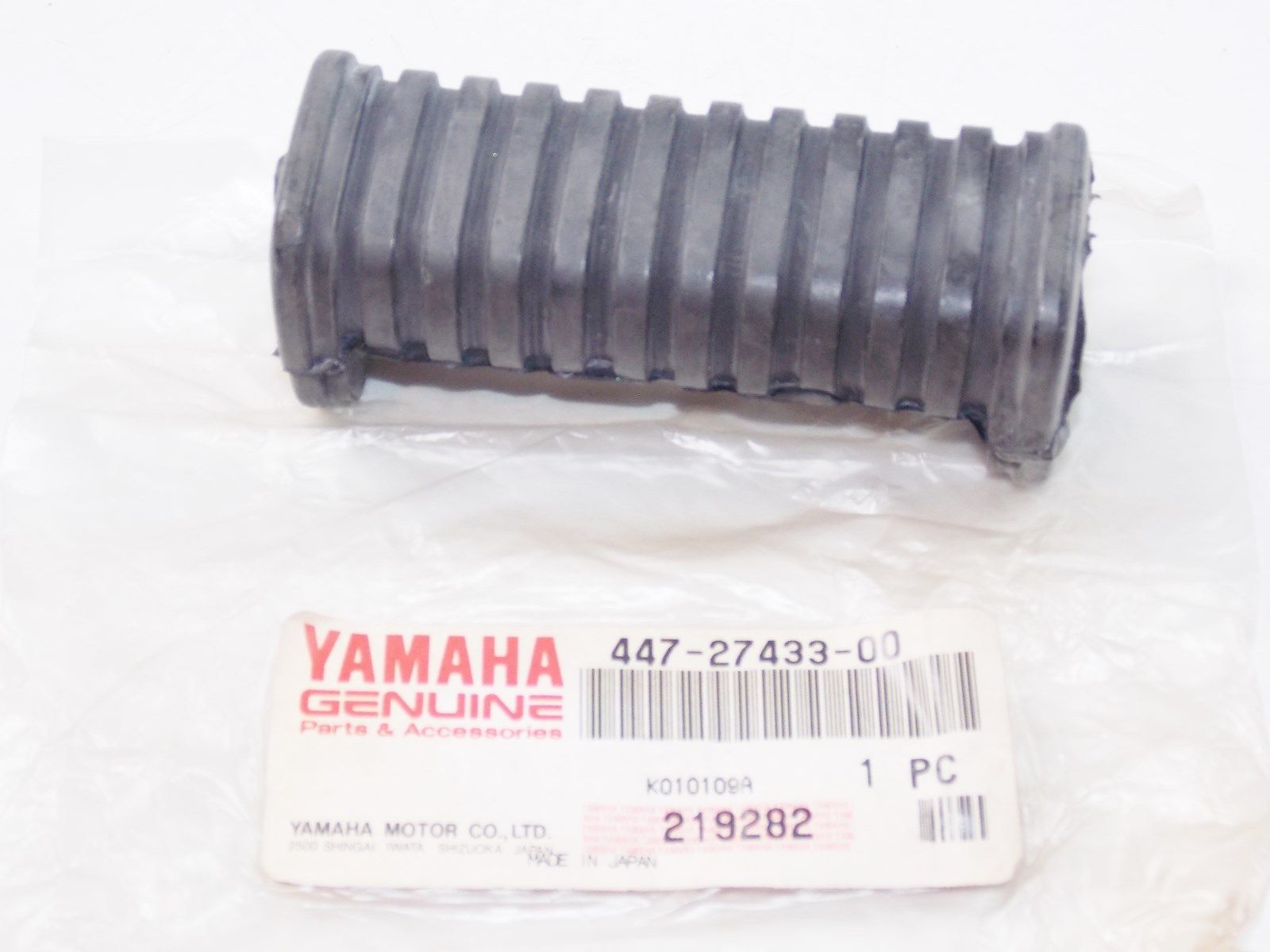 NOS YAMAHA 1973-1985  REAR FOOTREST COVER TX500 XS500 SR250 FJ600 447-27433 - MotoRaider