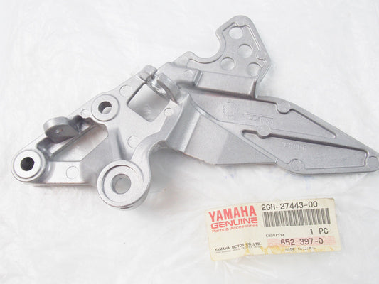 OEM YAMAHA 1987-88 FZR750 FZR1000 FRONT RIGHT FOOOT PEG BRACKET MOUNT 2GH-27443 - MotoRaider