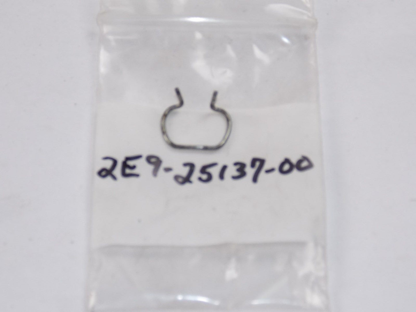 NOS YAMAHA 1979-2005 STOP RING (2) QT50 LC50 MJ50 YJ50 CY50 SH50  2E9-25137-00 - MotoRaider