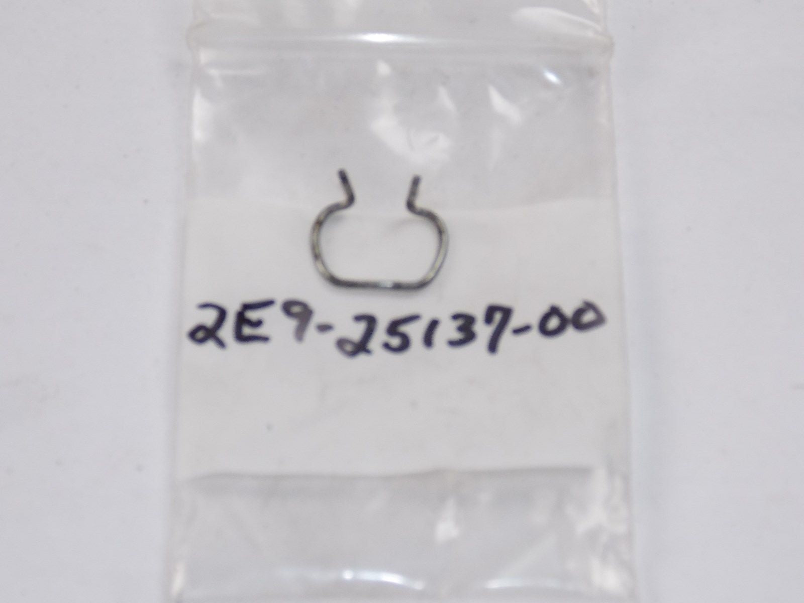 NOS YAMAHA 1979-2005 STOP RING (2) QT50 LC50 MJ50 YJ50 CY50 SH50  2E9-25137-00 - MotoRaider