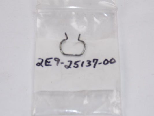 NOS YAMAHA 1979-2005 STOP RING (2) QT50 LC50 MJ50 YJ50 CY50 SH50  2E9-25137-00 - MotoRaider