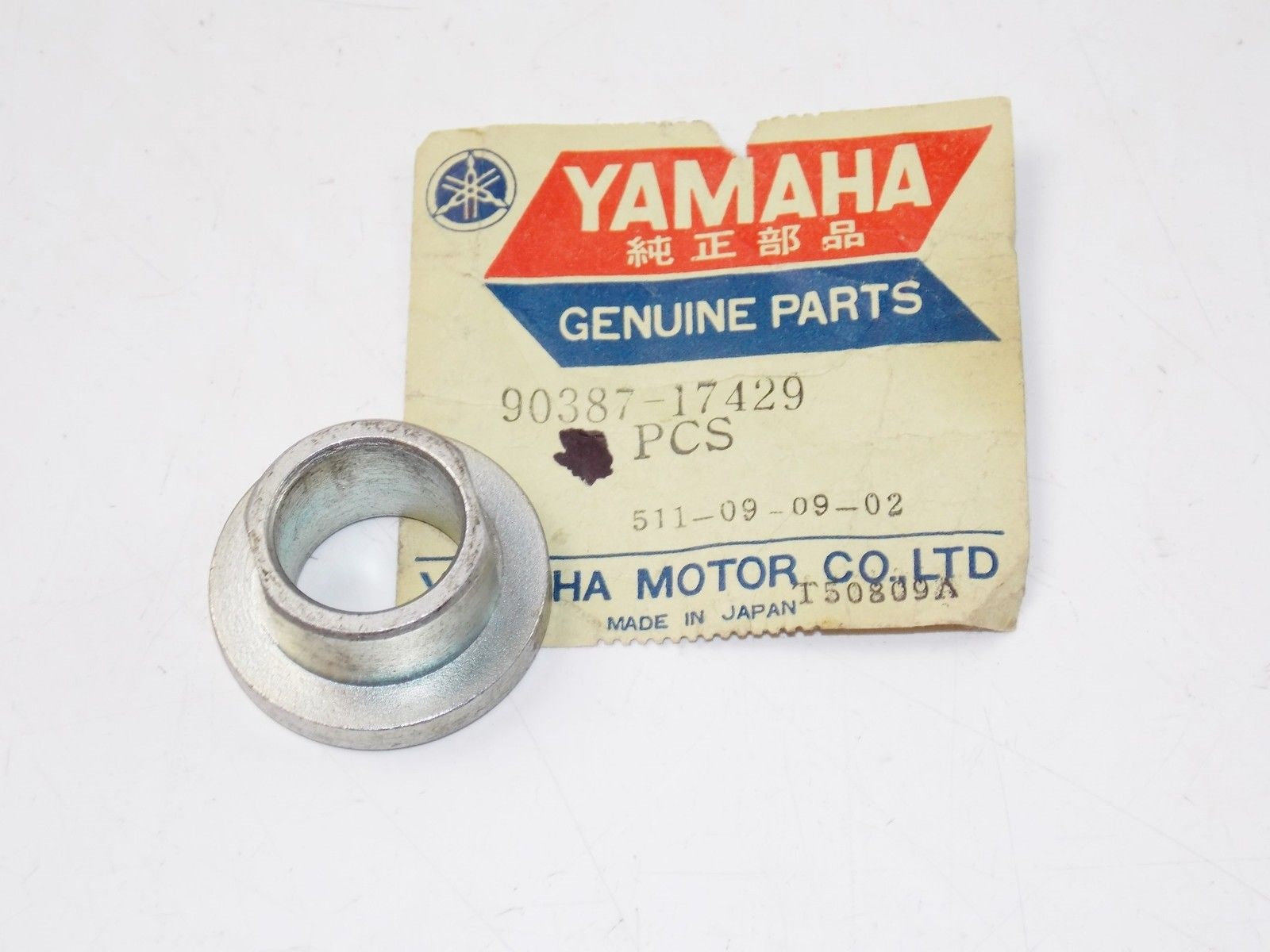 NOS YAMAHA 1967 1969-1970 YDS5  YM2C  DS6C  DS6B COLLAR 90387-17429 - MotoRaider