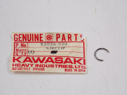 NOS KAWASAKI 1973 1974 1975 VALVE GUIDE CIRCLIP (TWO) Z1  92036-020 - MotoRaider