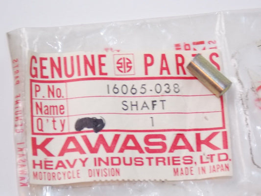 NOS KAWASAKI 1973-1975 THROTTLE SHAFT HOLDER Z1 16065-038 - MotoRaider
