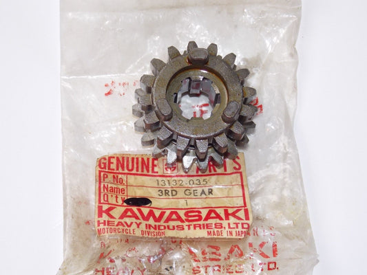 NOS KAWASAKI 1974-1979 DRIVE SHAFT GEAR 3RD & 4TH KD125 KE125 KS125  13132-035 - MotoRaider