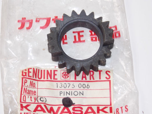 NOS KAWASAKI  1971-1983 KICKSTART PINION GEAR F6/7 KD175 KE175  13075-006 - MotoRaider
