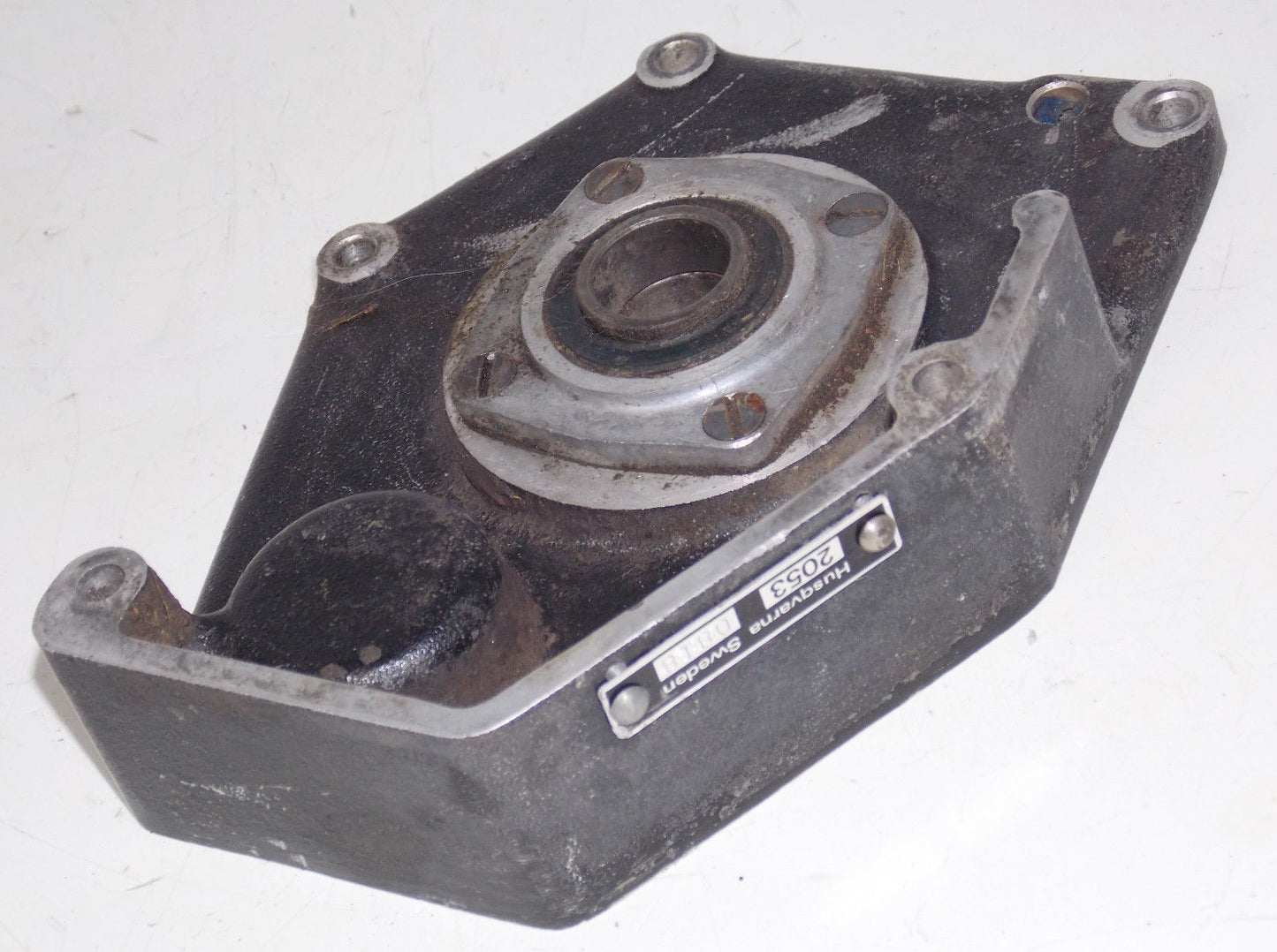 1977 HUSQVARNA 360 AUTOMATIC TRANSMISSION COVER PLATE BEARING MOTOR 2053 GEARBOX - MotoRaider