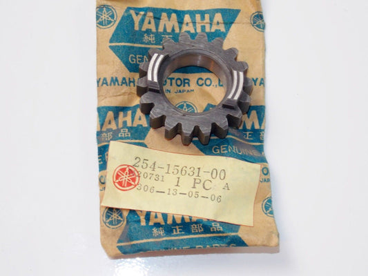 NOS OEM YAMAHA 68-75 YG5T/S L5T/A G6S/B JT2 MX100B GEAR KICK PINION 254-15631-00 - MotoRaider