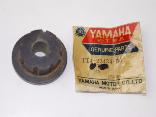 NOS YAMAHA 1977-1983 STEERING DAMPER HOLDER XS650/750/850 SR500 1T4-23434-00 - MotoRaider