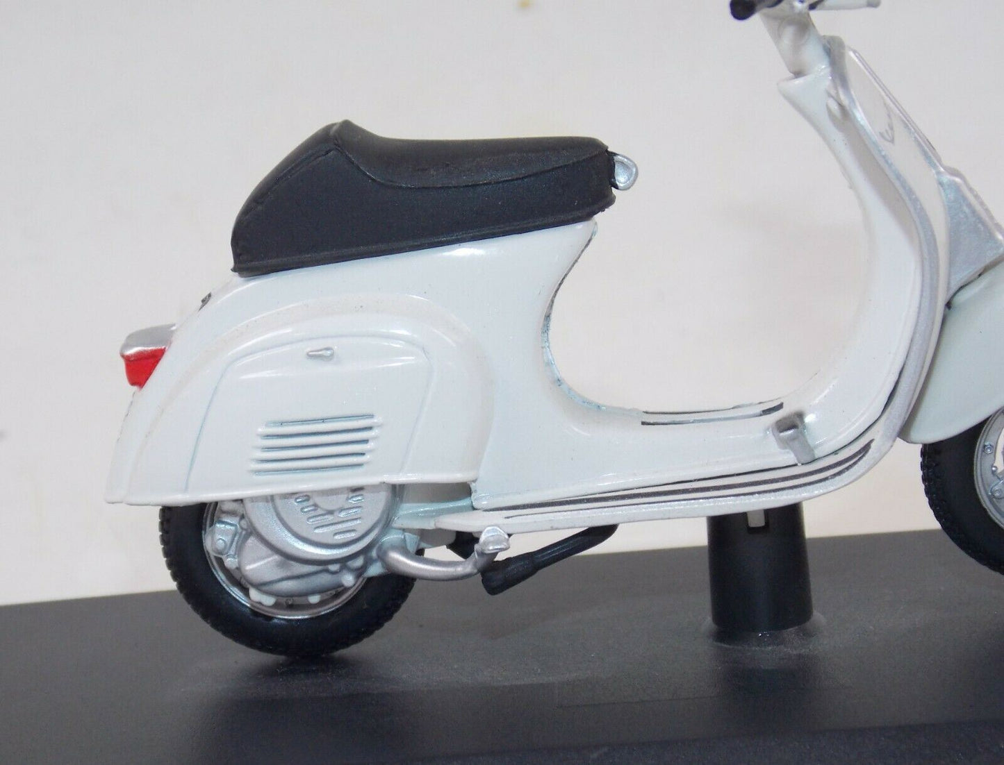 MAISTO 1969 VESPA 50 SPECIAL WHITE PIAGGIO VINTAGE SCOOTER L=4" 100mm SCALE 1:18 - MotoRaider
