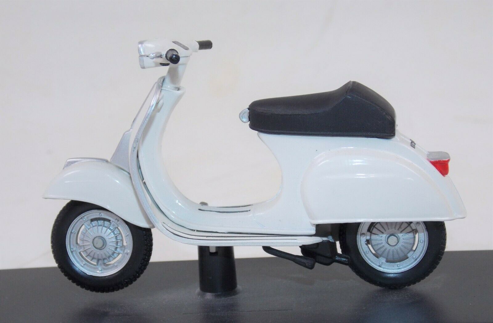 MAISTO 1969 VESPA 50 SPECIAL WHITE PIAGGIO VINTAGE SCOOTER L=4" 100mm SCALE 1:18 - MotoRaider