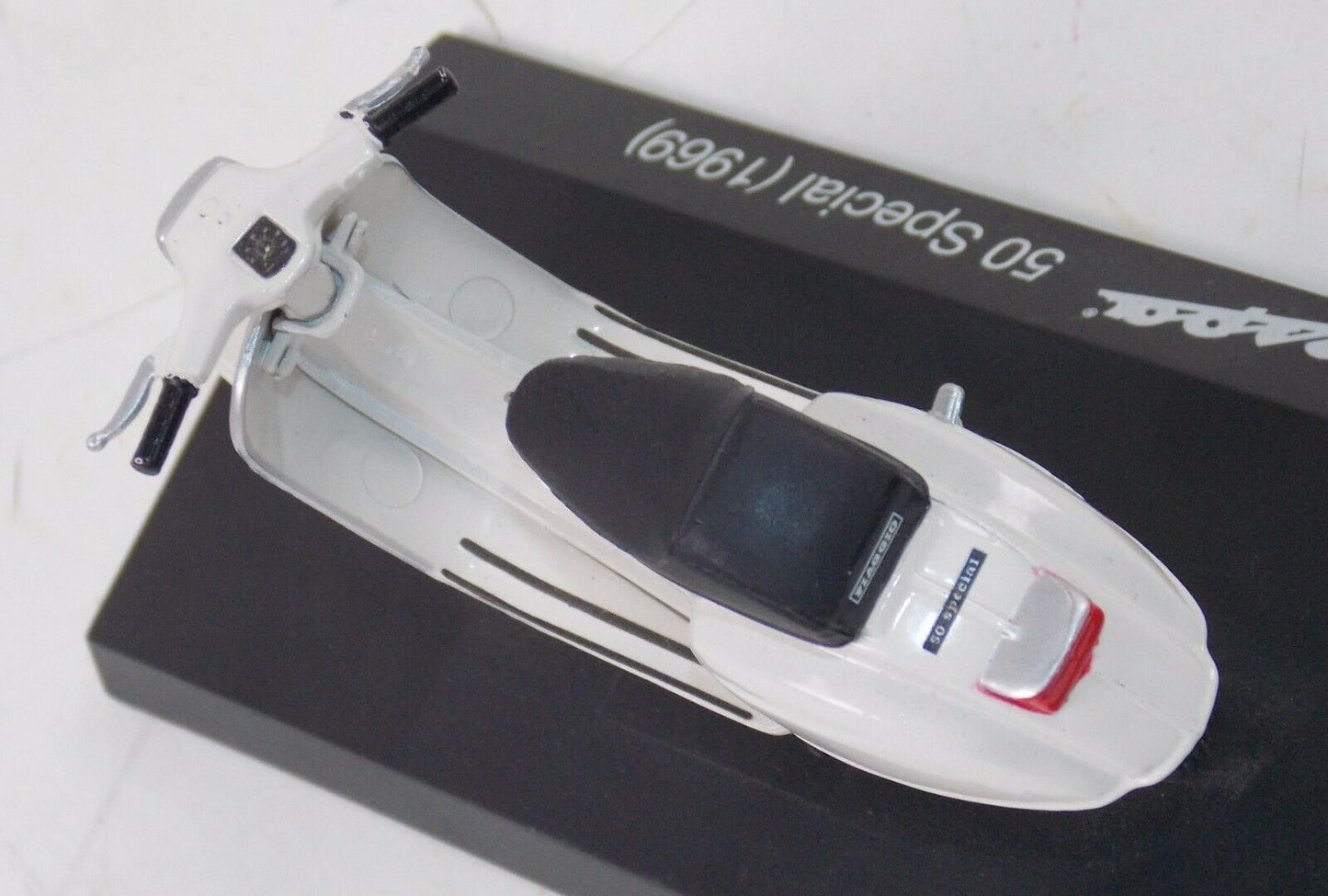 MAISTO 1969 VESPA 50 SPECIAL WHITE PIAGGIO VINTAGE SCOOTER L=4" 100mm SCALE 1:18 - MotoRaider
