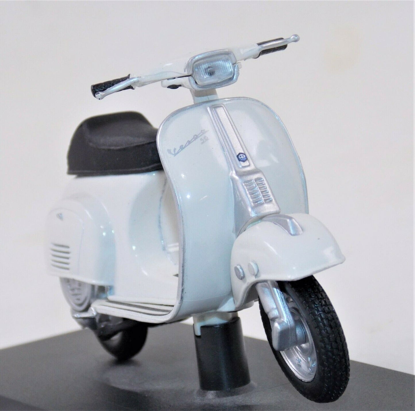 MAISTO 1969 VESPA 50 SPECIAL WHITE PIAGGIO VINTAGE SCOOTER L=4" 100mm SCALE 1:18 - MotoRaider