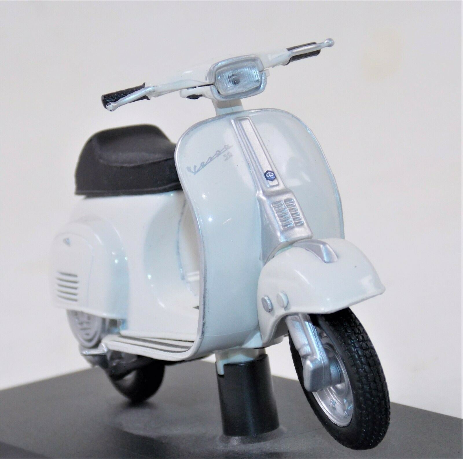 MAISTO 1969 VESPA 50 SPECIAL WHITE PIAGGIO VINTAGE SCOOTER L=4" 100mm SCALE 1:18 - MotoRaider