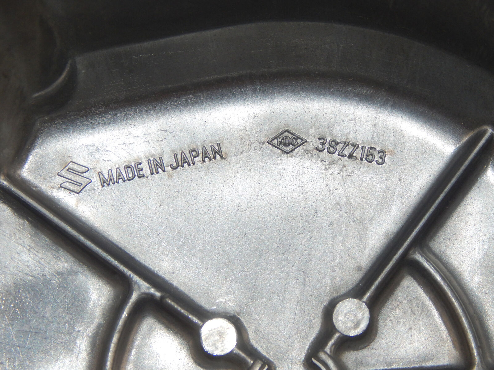OEM 1970's SUZUKI GT380 GT550 ENGINE MOTOR CRANKCASE RIGHT COVER "3SZZ153" - MotoRaider