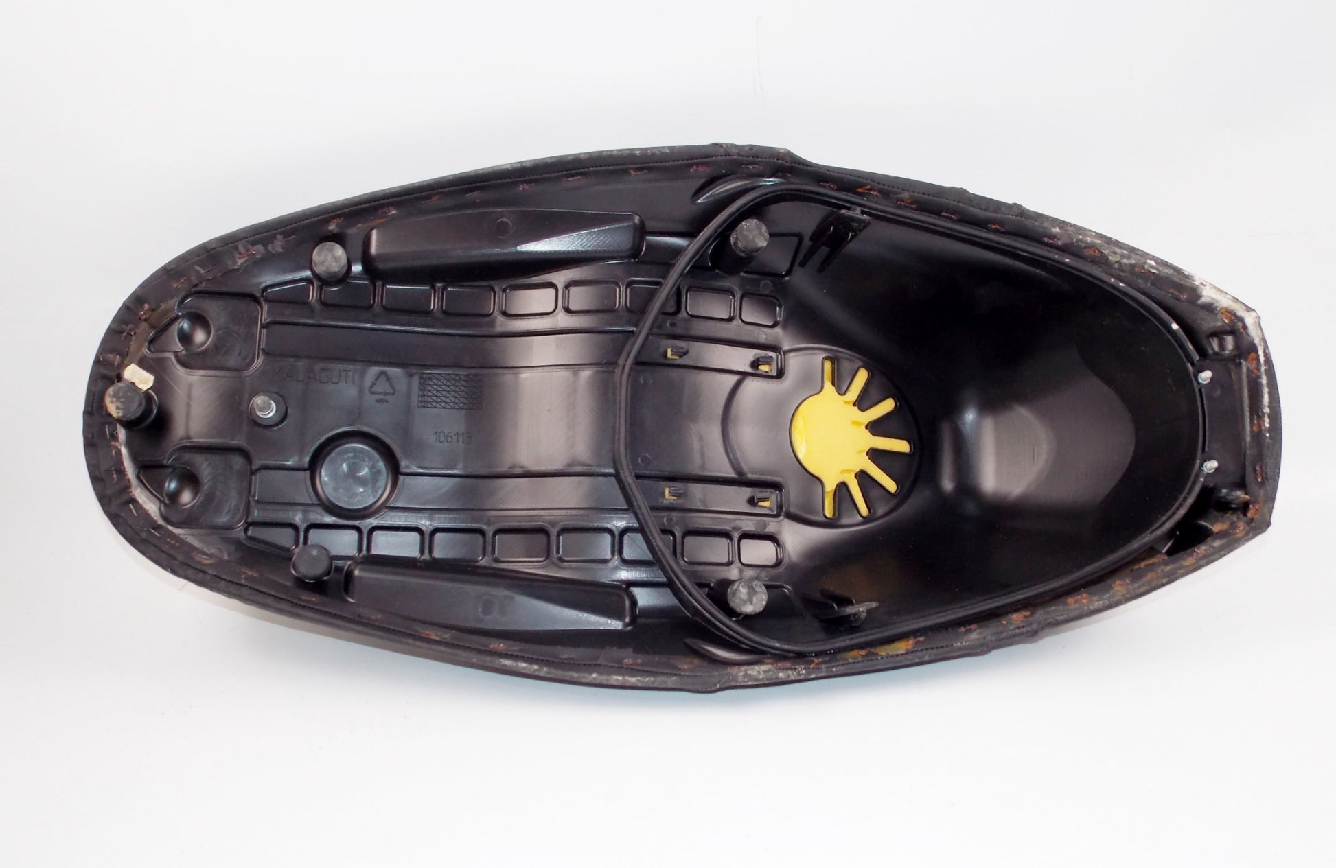NOS MALAGUTI SCOOTER CENTRO 125 SEAT SADDLE BLACK LOWERED 106.116.03 - MotoRaider