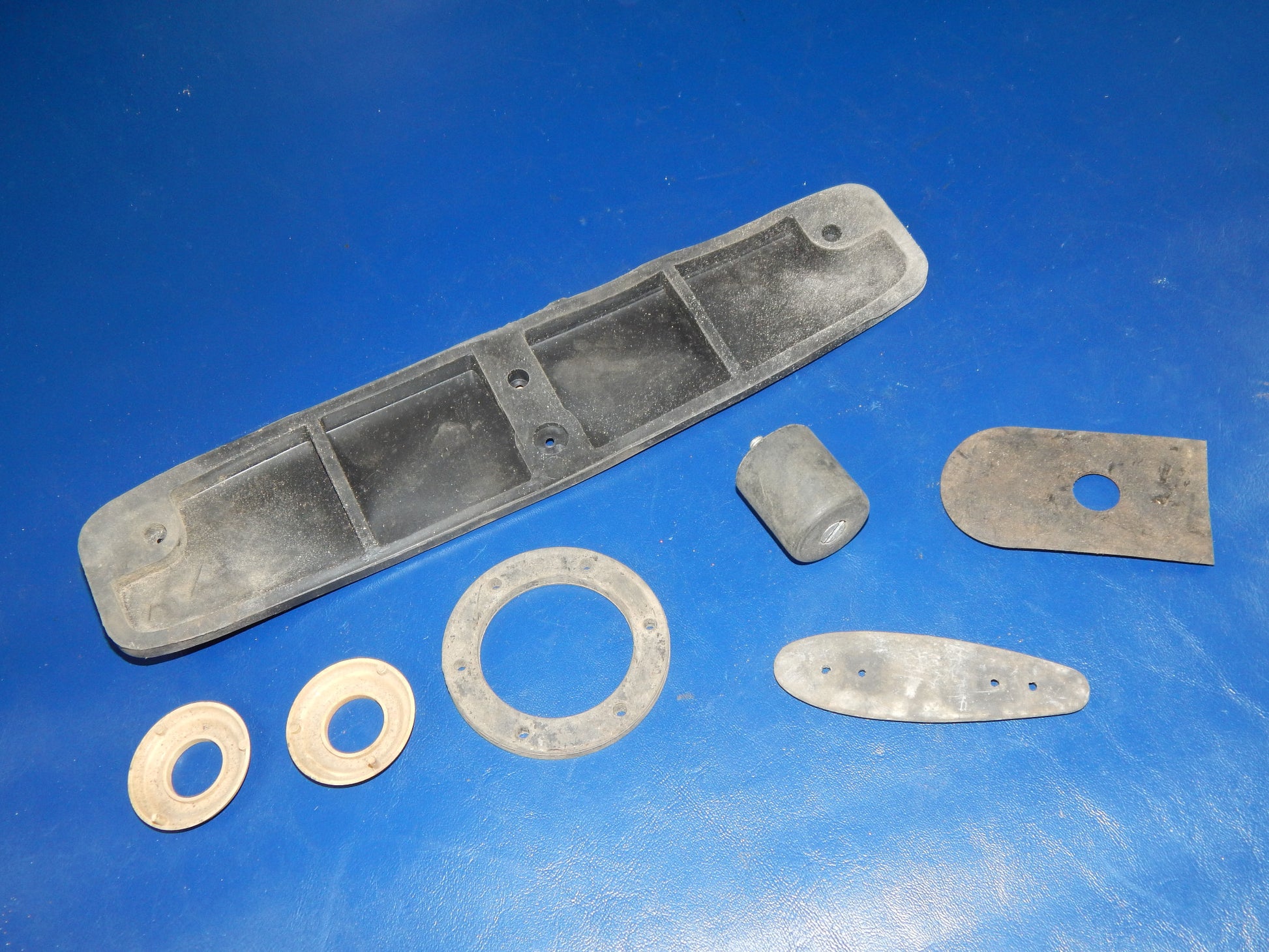 PORSCHE 356 MIX RUBBER PARTS DOOR TURN SIGNAL SENDING UNIT PLATE LIGHT TRIM SEAL - MotoRaider