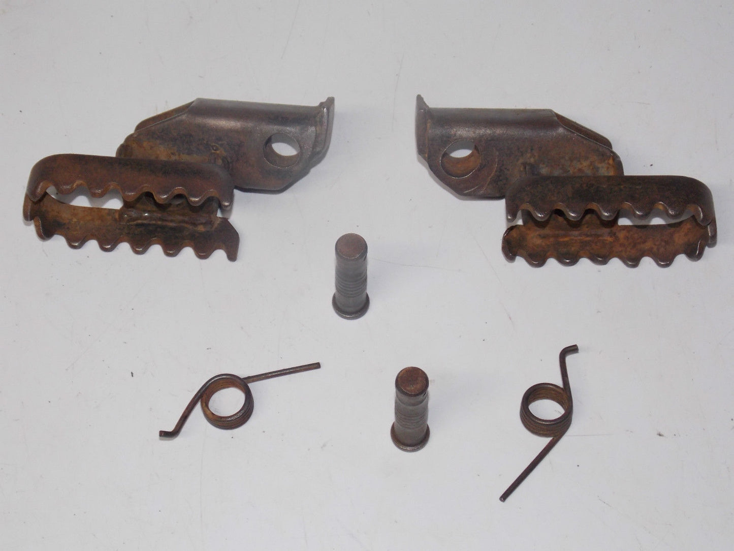 1979 SUZUKI RM250N LEFT RIGHT FOOTPEGS FOOTRESTS SPRINGS RM 250 VINTAGE AHRMA - MotoRaider