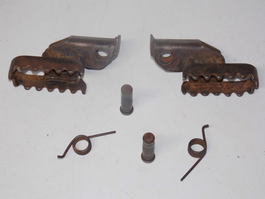 1979 SUZUKI RM250N LEFT RIGHT FOOTPEGS FOOTRESTS SPRINGS RM 250 VINTAGE AHRMA - MotoRaider