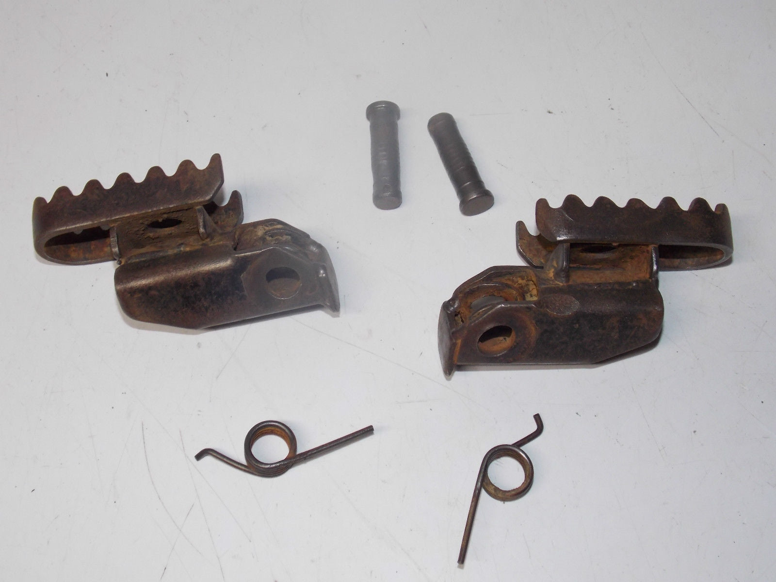 1979 SUZUKI RM250N LEFT RIGHT FOOTPEGS FOOTRESTS SPRINGS RM 250 VINTAGE AHRMA - MotoRaider