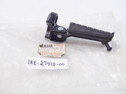 NOS YAMAHA  1985 1986  FRONT FOOTREST ASSY. L  FZ750  1AE-27410 - MotoRaider