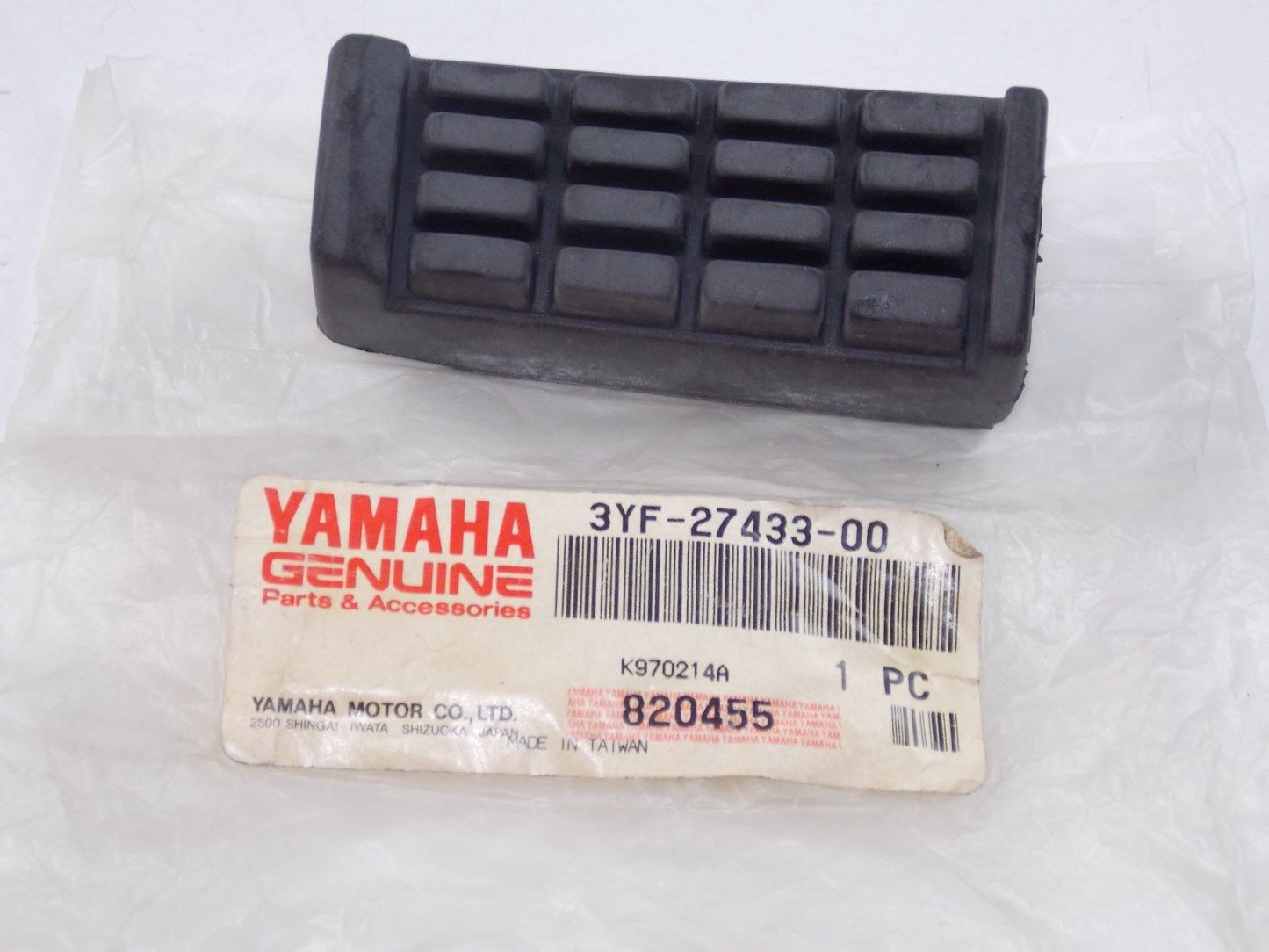 NOS YAMAHA  1991-1996  REAR FOOTREST COVER  XTZ660  3YF-27433 - MotoRaider