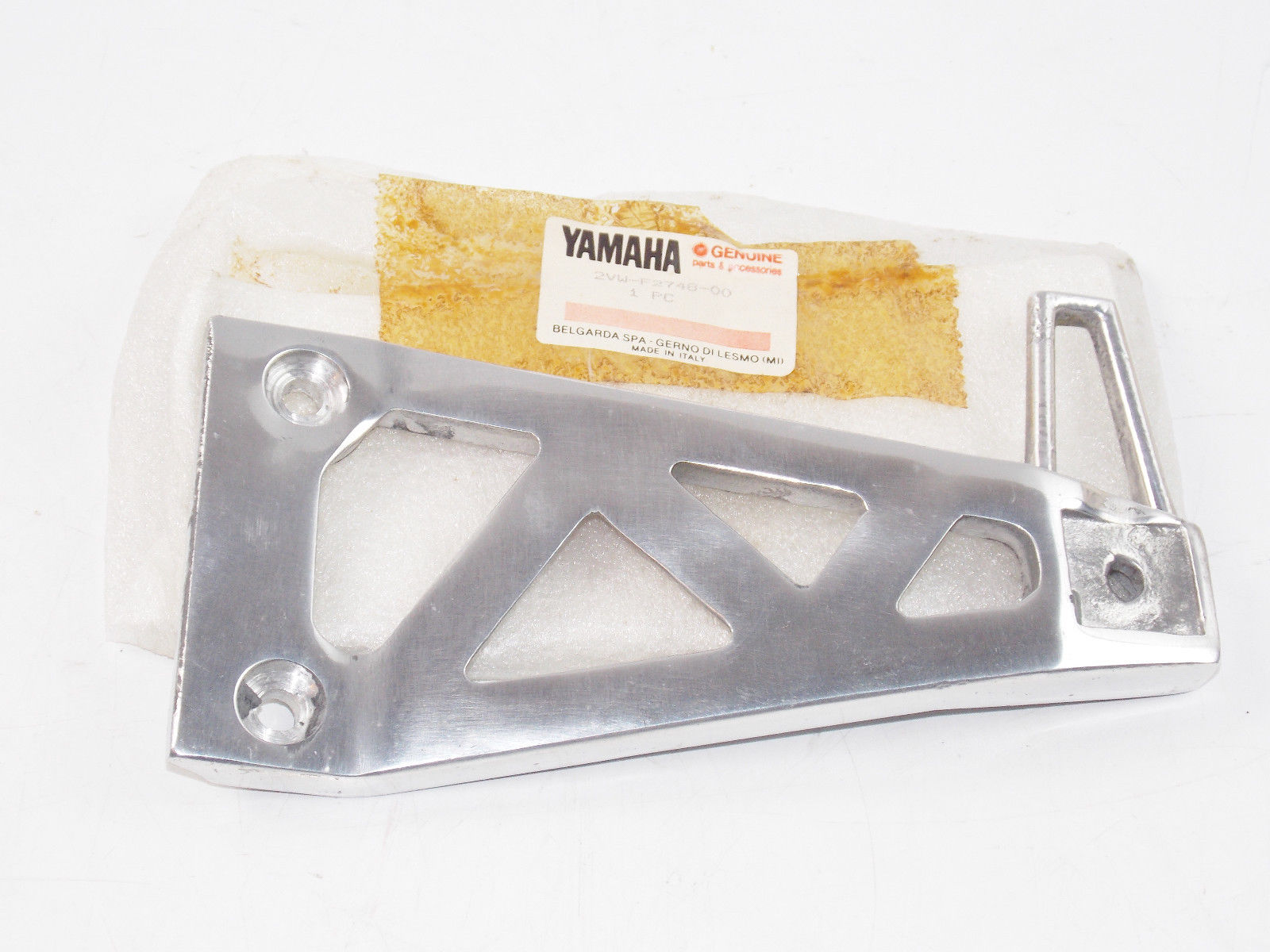 NOS GENUINE OEM YAMAHA FOOT REST BRACKET PEG STAND MOUNT 2VW-F2748-00 - MotoRaider