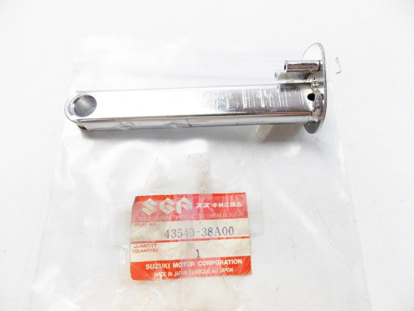 N0S OEM  1985 1986 SUZUKI  VS750 FRONT LEFT FOOT REST BAR STAY STAND 43540-38A00 - MotoRaider