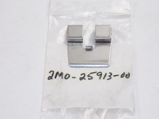 NOS YAMAHA 1978 BRAKE PAD RETAINER XS650 XS1 XS2 2M0-25913-00 - MotoRaider