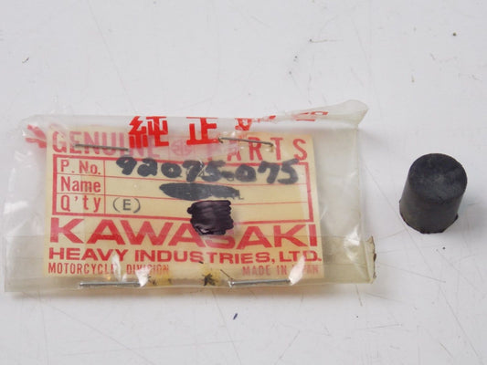 NOS KAWASAKI 1971-2001 RUBBER DAMPER F6/7/11 KE125 KZ650 KS125  92075-075 - MotoRaider