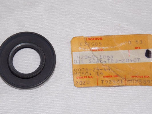 NOS KAWASAKI 1981-1985 OIL SEAL KDX80 KX10 KX125  92049-1065 - MotoRaider